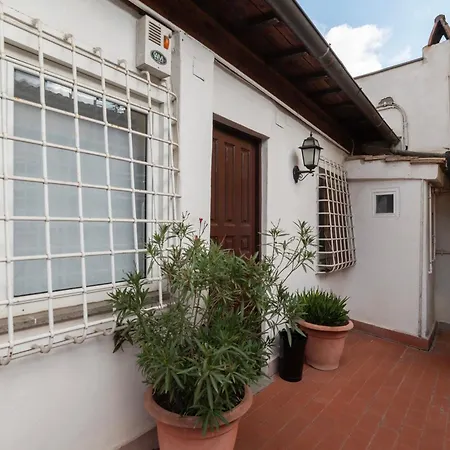 Panoramic Trastevere Apartment! * רומא