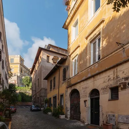 Panoramic Trastevere Apartment! דירה